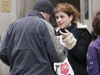 Περαστική έδωσε πίτσα σε άστεγο, αλλά δε...