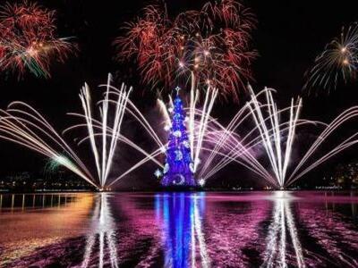 Δείτε το γιγάντιο... πλωτό χριστουγεννιά...