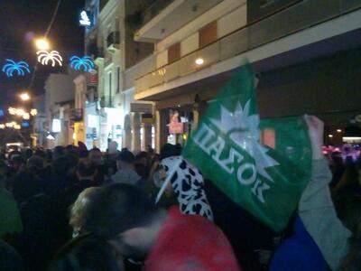 Ντύθηκαν ...ΠΑΣΟΚ και βγήκαν στη Ρήγα Φε...