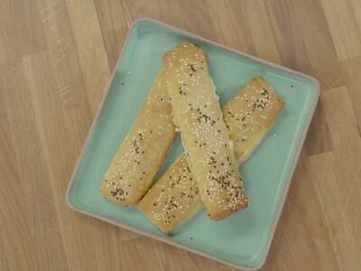 Λαχταριστά τυρομπαστούνια με φύλλο κουρού  