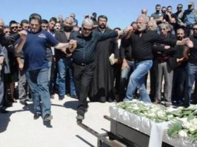 Χορεύοντας ανωγειανό πηδηχτό γύρω από το...