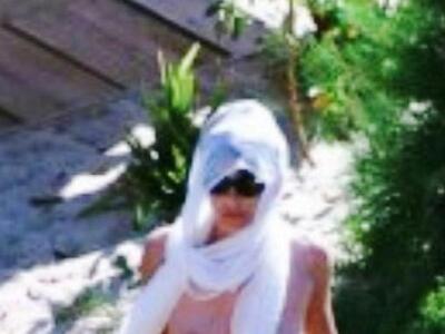 Η Λιζ Χάρλεϊ περπατά γυμνή στα λαγκάδια!