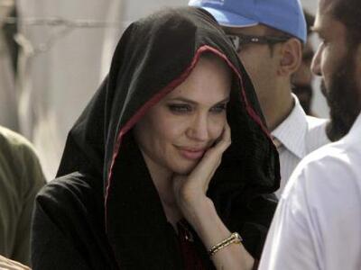 Αντζελίνα Τζολί: Μαυροφορεμένη και με δά...