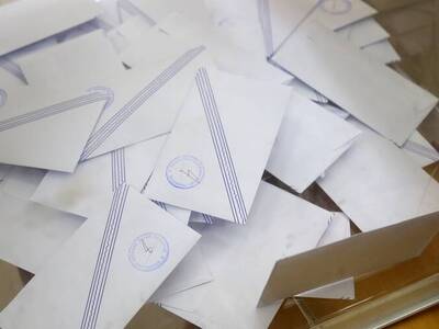 Real Polls: Το 54,3% δεν εμπιστεύεται κα...