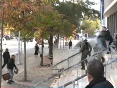 Θεσσαλονίκη: Επεισόδια έξω από τα δικαστ...