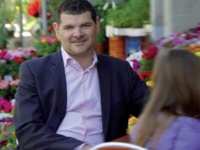 O υποψήφιος δημοτικός σύμβουλος με τον Κ...