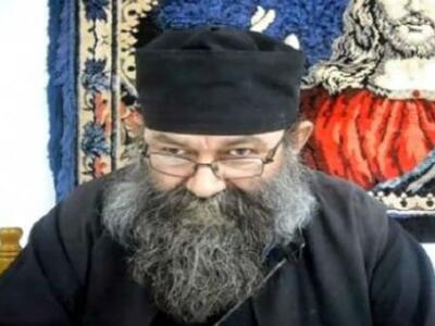 Αυτός είναι ο ιερέας που κάνει δώρο το ν...