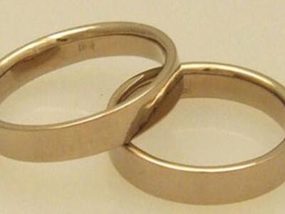 Παρήγγειλαν νυφικά και βέρες απο το ίντε...