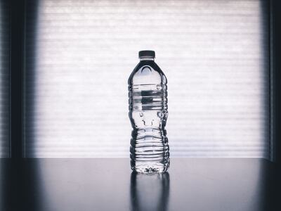 Γιατί άλλαξαν τα καπάκια στα πλαστικά μπουκάλια