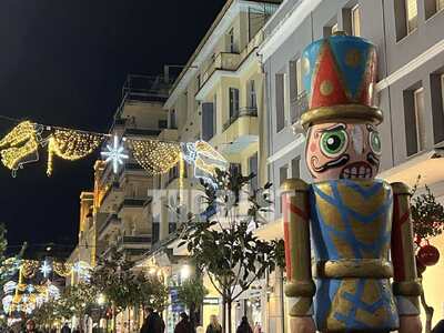 Πάτρα: Φωτίστηκε Χριστουγεννιάτικα η πόλ...