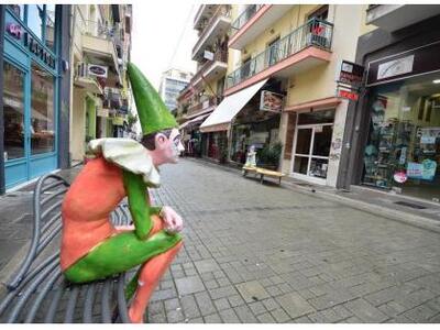 Πάτρα: Καλλιτεχνικά καρναβαλικά παγκάκια...