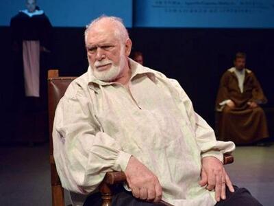 Ο Κώστας Καζάκος ανάμεσα στους διάσημους...