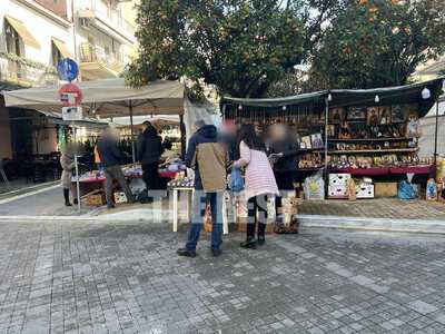 Μποναμάδες: Πάγκοι με μικροδώρα ζωντανεύ...