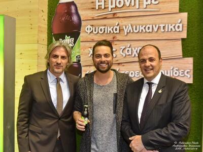 Ο τραγουδιστής Ηλίας Βρεττός απόλαυσε τη...