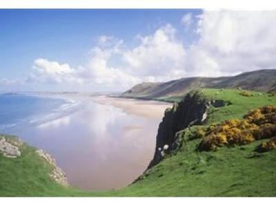Δείτε την παραλία της Ουαλίας που «εκτόπ...