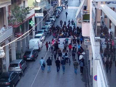 ΤΩΡΑ: Πορεία στο κέντρο της Πάτρας από μ...