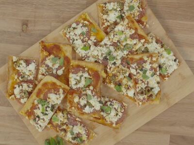 Πώς να φτιάξετε εύκολα πίτσα με σαλάμι και φέτα  