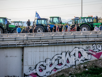 Αγρότες: Κλειστός ο κόμβος του Πύργου κα...