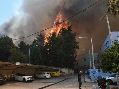 Οι εικόνες της φωτιάς στην Πάτρα στα soc...