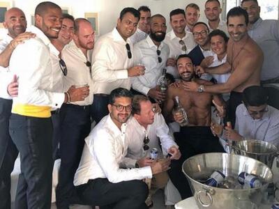 Ξυρίζουν το γαμπρό! Ο Σάκης Τανιμανίδης ...