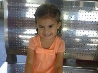 9χρονη με τον πατέρα της ανάμεσα στα θύμ...