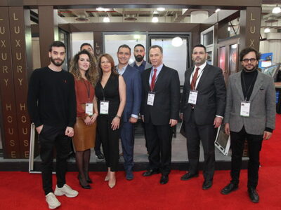 Ο ομάδα της Πατρινής εταιρείας Luxury Ho...