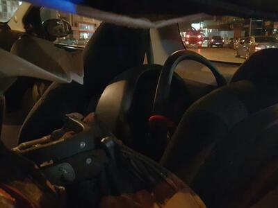 Το πορτ μπεμπέ στην δεξιά πλευρά του πίσ...