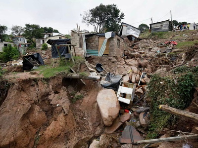 Νότια Αφρική: 443 οι νεκροί από τις πλημ...