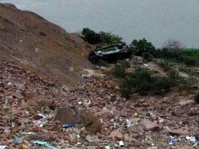 Λεωφορείο που μετέφερε μικρούς ποδοσφαιρ...