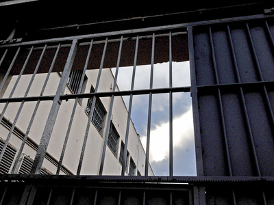 Σύζυγος είπε ψέματα για να βρεθεί στο αυ...