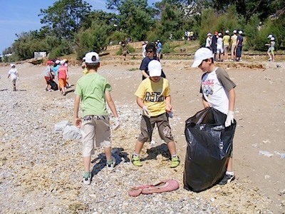 Μαθητές καθάρισαν την παραλία Προαστίου Πατρών