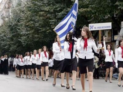 "Αν κάνεις σημαιοφόρο την Αλβανίδα,...