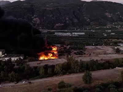 Μαίνεται η πυρκαγιά στο εργοστάσιο ανακύ...