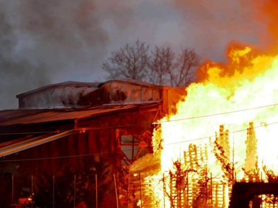 Μεγάλη φωτιά σε εργοστάσιο ξυλείας στη Λ...