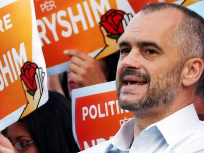 Αλβανοί φοιτητές έριξαν αυγά στον πρωθυπ...