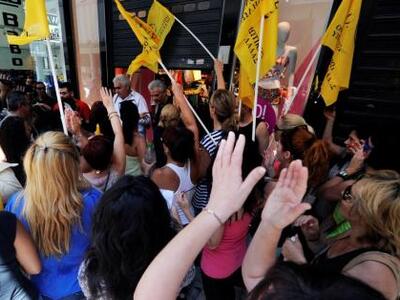 Ερημιά στην Ερμού! - Τα καταστημάτα κατέ...