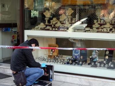 "Μπούκαραν" σε κοσμηματοπωλείο...