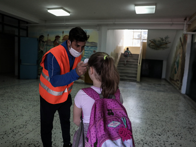 Επιστροφή στο σχολείο με βάρκα την ελπίδα...