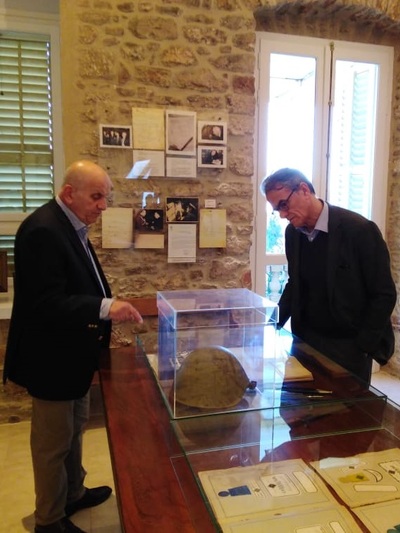 Ο κ. Περικλής Μπαλτάς ξεναγεί τον ποιητή...