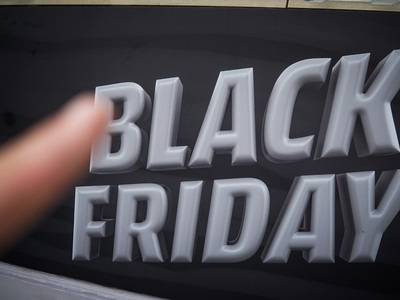 Γέμισαν οι βιτρίνες με προσφορές για τη ...