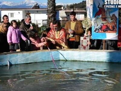 Στο Ναύπλιο, έριξαν τον Σταυρό σε συντρι...