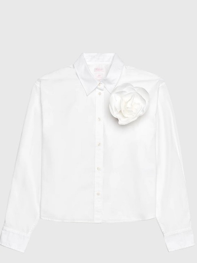 Η GAP στόλισε το λευκό πουκάμισο με μπου...