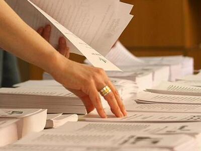 Δεκάδες ψηφοδέλτια στα χέρια των εκλογέω...