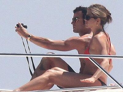 Η Τζένιφερ Άνιστον με μπικίνι στη γειτονική Ιταλία