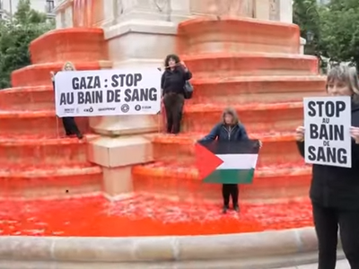 Παρίσι: Ακτιβιστές έβαψαν κόκκινο το νερ...