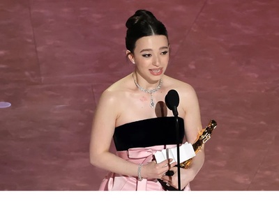 Παραλμβάνοντας βραβείο Οσκαρ