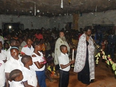 Ο π. Θεοδόσιος τελεί το μυστήριο της Θείας Λειτουργίας σε αυτοσχέδια Ορθόδοξη Εκκλησία του Κονγκό