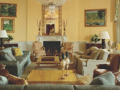 Στο Yellow Oval Room πίνακες Paul Cézann...
