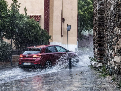 Καιρός: Καταιγίδες, κεραυνοί και ριπές α...