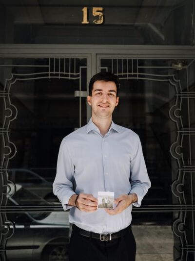 Ο 27χρονος νομικός Γιάννης Αλευράς έξω α...